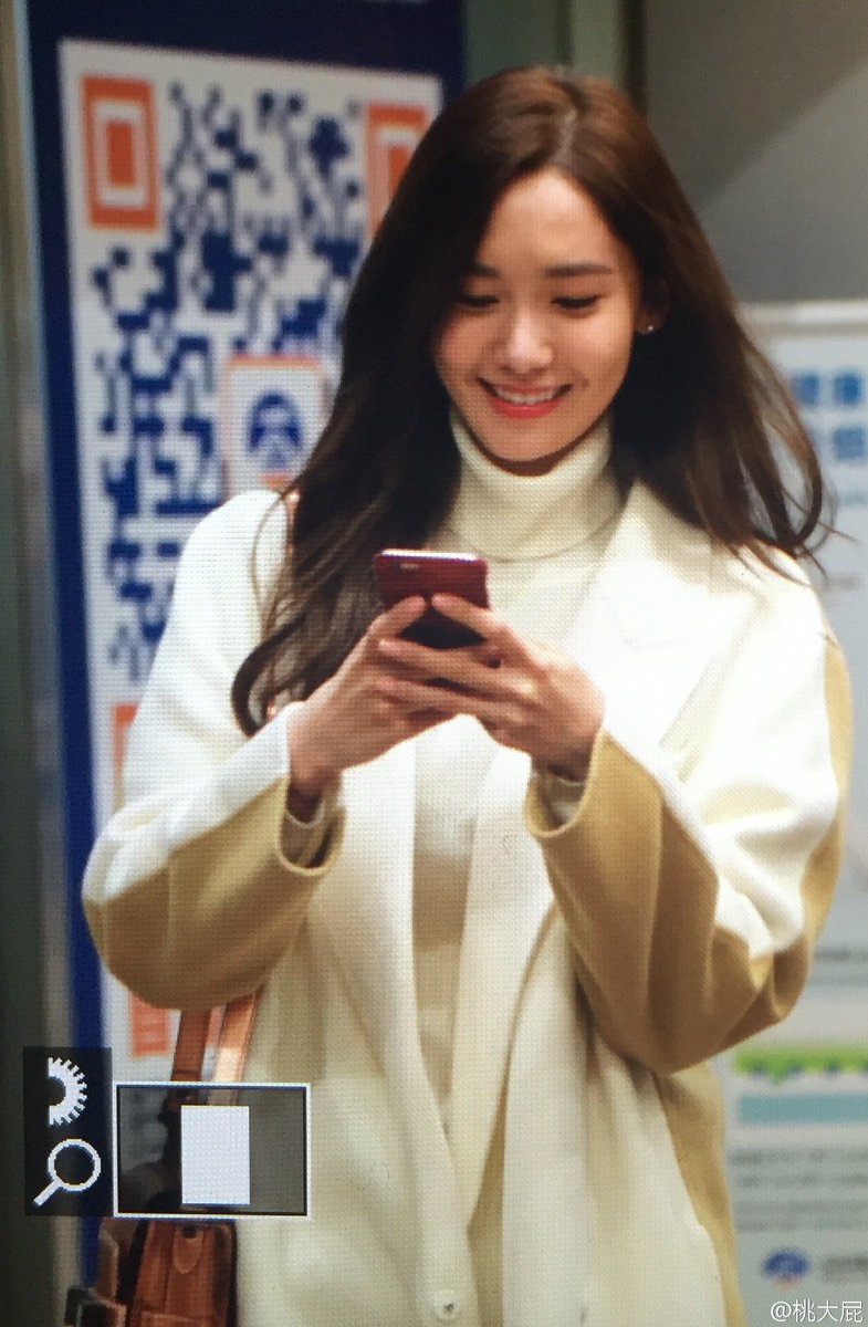 [PIC][15-12-2015]YoonA khởi hành đi Bắc Kinh - Trung Quốc để tham dự buổi họp báo cho MV "Please Contact Me" vào tối nay CWRPqb4UwAArEjo