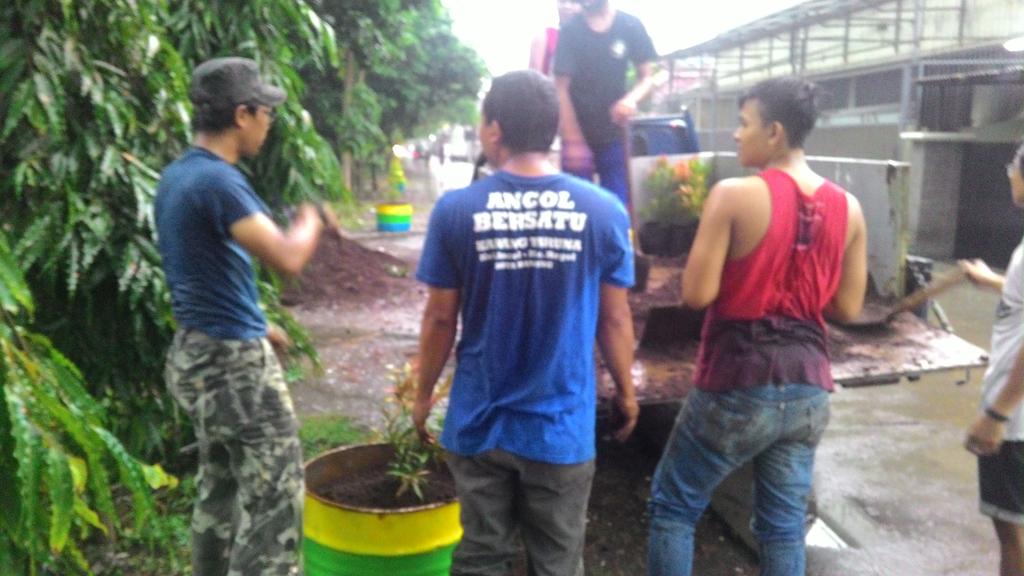 AncolKarta's tweet photo. Today - penanaman pucuk merah di Pasirluyu Barat kel.Ancol @ridwankamil @DiskominfoBdg @fikisatari @dispertapa_bdg https://t.co/s8G7W1iwls