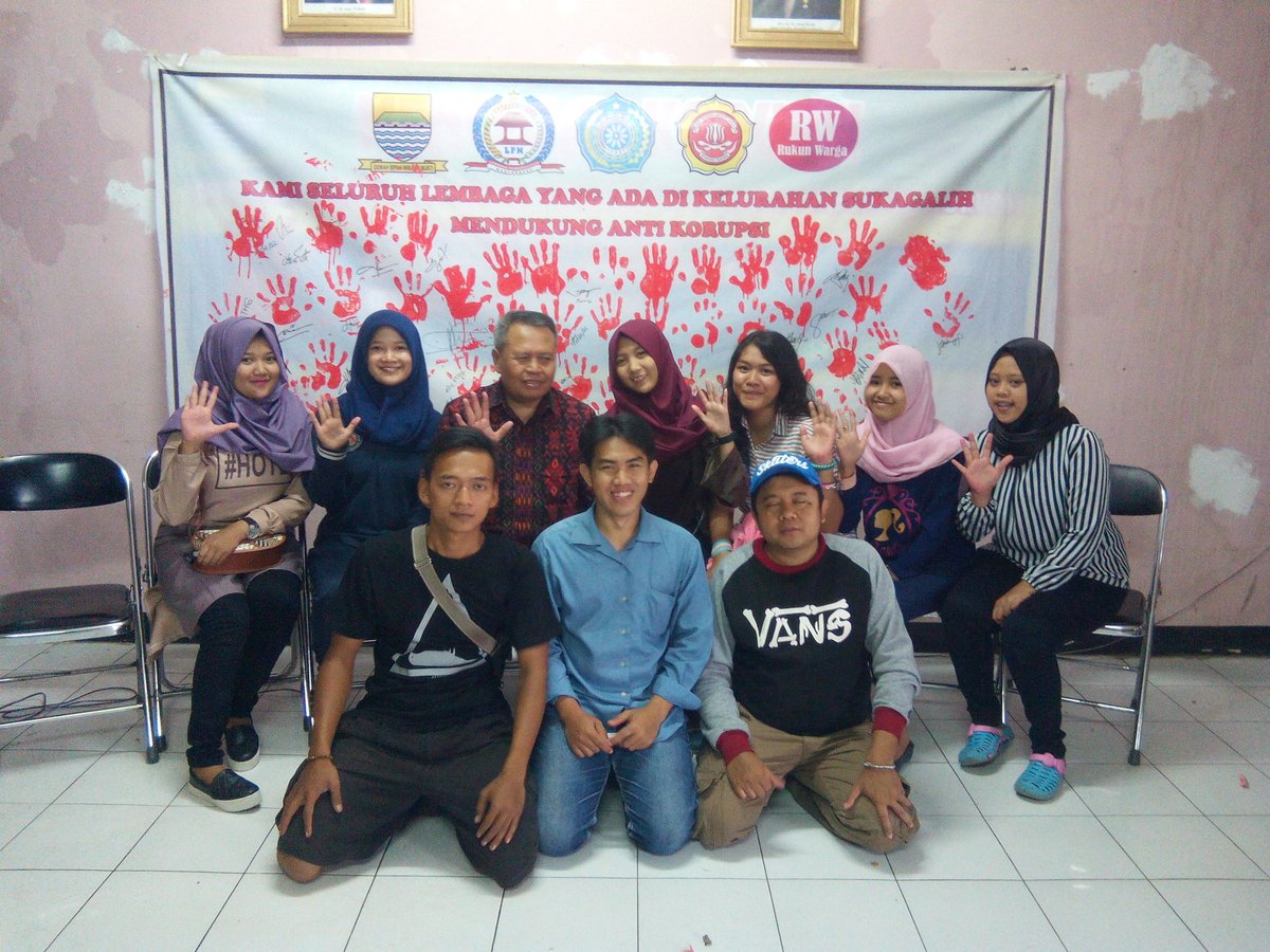 KartaSukagalih's tweet photo. 9 Desember 2015. Memperingati hari anti korupsi @pkk_sukajadi @kelsukagalih @Kec_Sukajadi @ridwankamil @kartaBDG https://t.co/AmQQX3VVLN