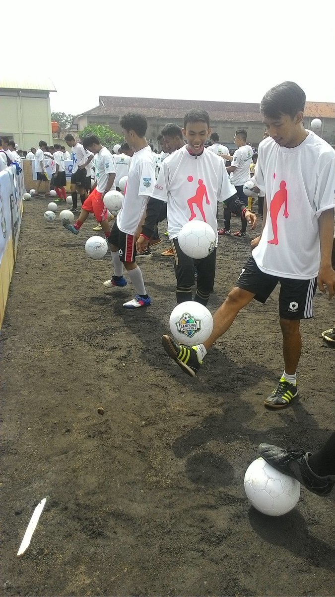 MIsBandung's tweet photo. Ini perwakilan MIsb yg ikut dalam pemecahan rekor MURI juggling bola terbanyak #latepost #MIsB #blb2015 #muri https://t.co/BEMFhLlVp3