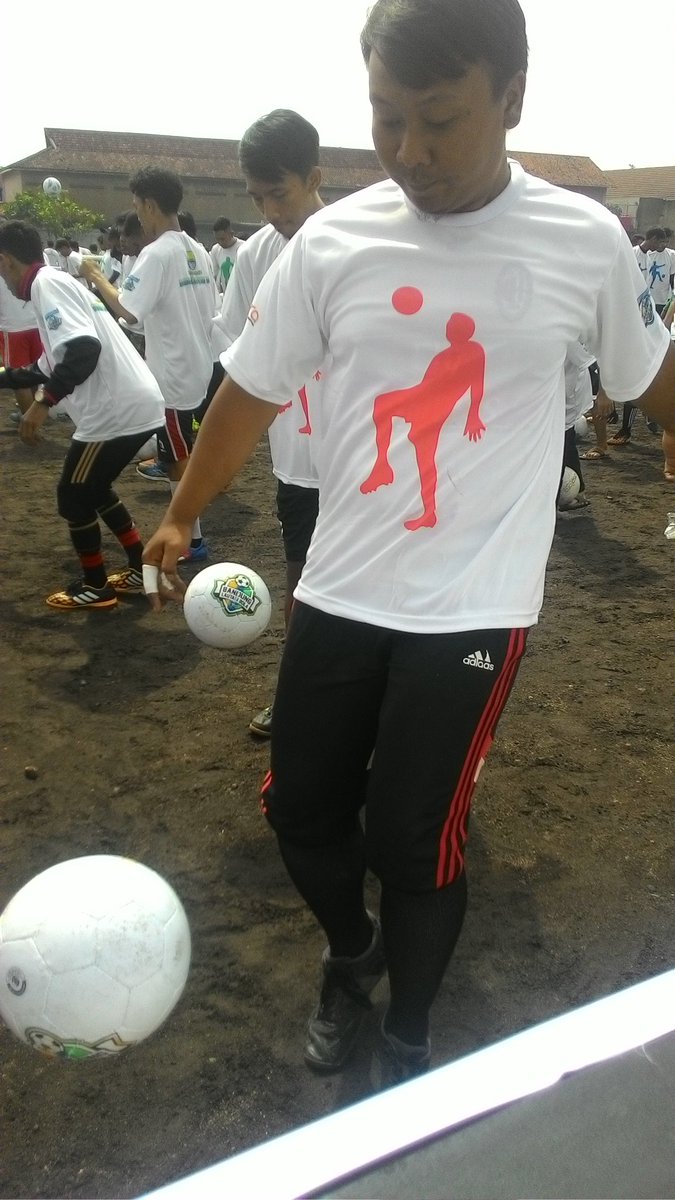 MIsBandung's tweet photo. Ini perwakilan MIsb yg ikut dalam pemecahan rekor MURI juggling bola terbanyak #latepost #MIsB #blb2015 #muri https://t.co/BEMFhLlVp3