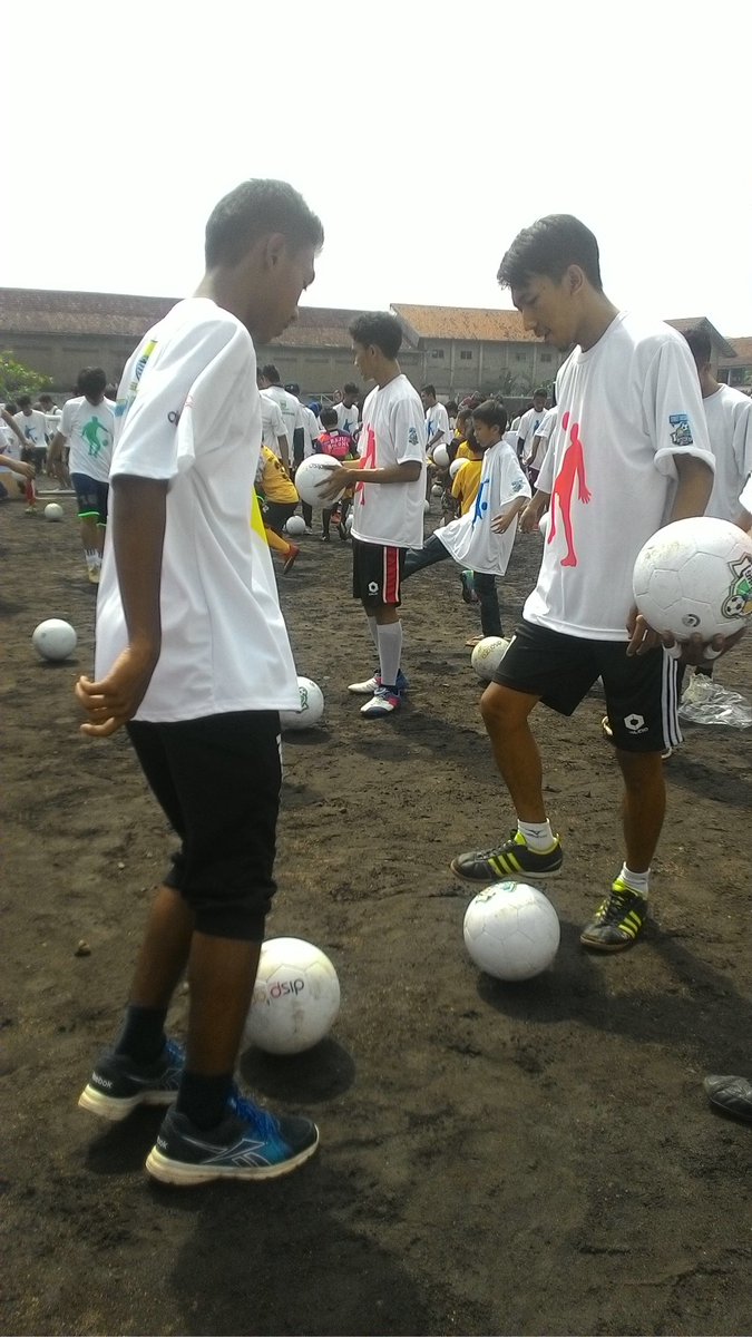 MIsBandung's tweet photo. Ini perwakilan MIsb yg ikut dalam pemecahan rekor MURI juggling bola terbanyak #latepost #MIsB #blb2015 #muri https://t.co/BEMFhLlVp3