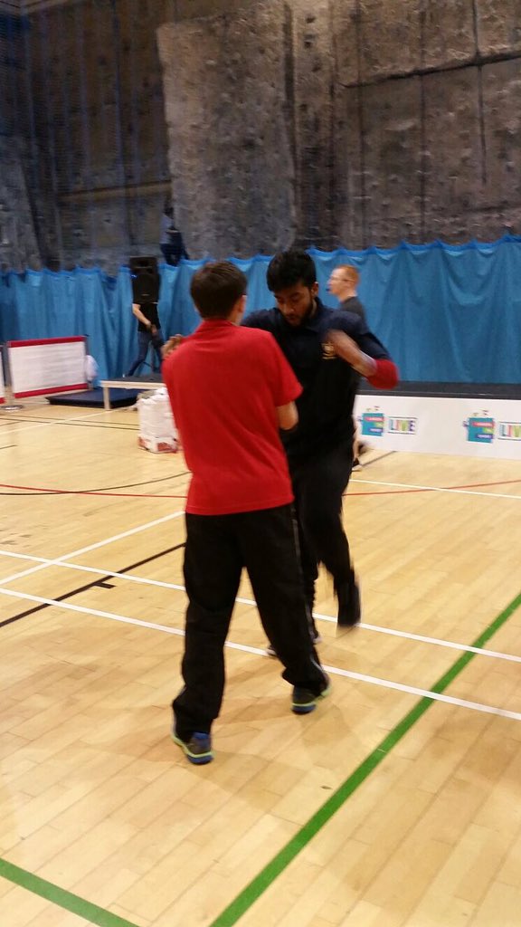 CN_PE's tweet photo. Staff and pupils of @NewnhamMiddle getting stuck right in @CareerinSport demo #nmssport #participation #fitness https://t.co/oQUy4nMwLQ