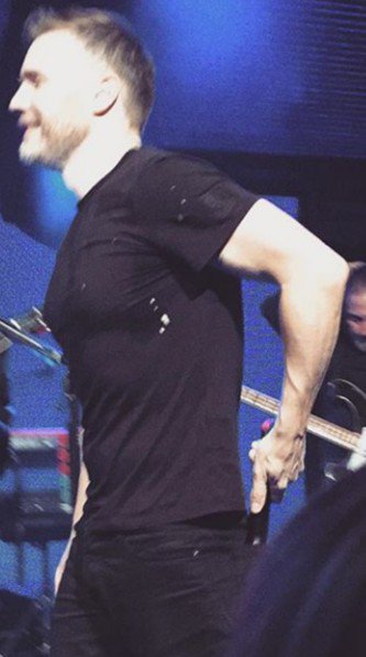 BarlowsYvi's tweet photo. Chest &amp; arms ♥♥♥ credits to #blessbabe via instagram  ...lucky microphone :D https://t.co/7BQarfqLXQ