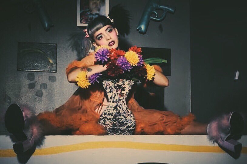 selwnizei's tweet photo. Mel postou essa foto no Twitter dela 💜✨💐 #askcrybabies #CryBabyBackToBrazil2016 https://t.co/fL6d3fW50L