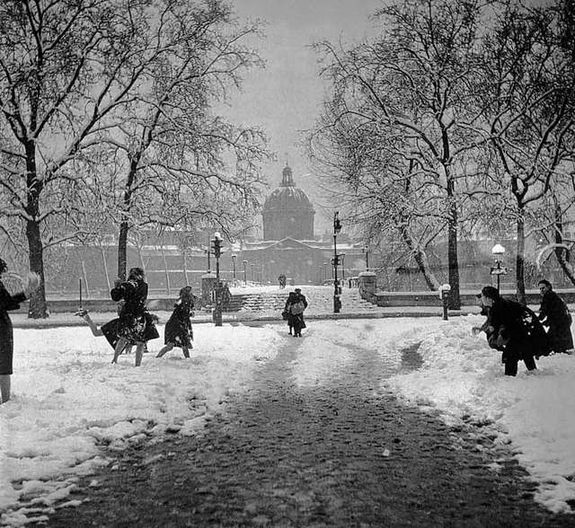 Robert Doisneau - Boules de neige au Pont des Arts - PARIS - 1945 #photography