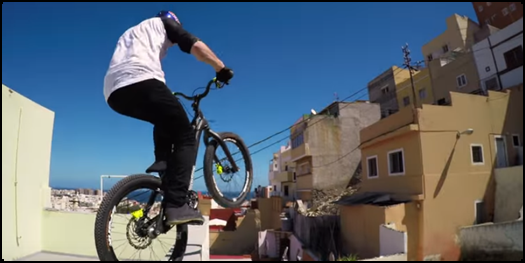 CNNChile's tweet photo. [VIDEO] El espectacular descenso sobre los techos de las casas en bicicleta https://t.co/e5HrpQqmHn https://t.co/Q8FAuoxMww