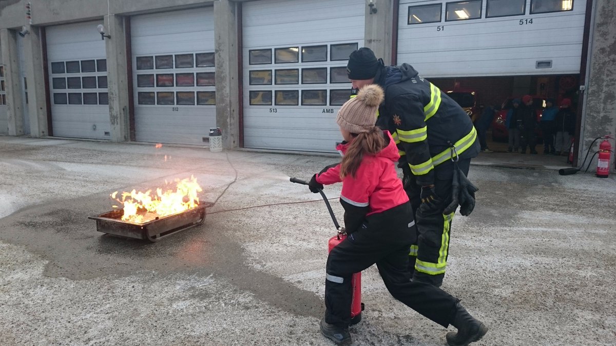 2ARunbacka's tweet photo. Idag har vi lärt oss hur man släcker bränder på Attunda Brandstation. Intressant och spännande! #Runbacka https://t.co/a5bV7eysyL
