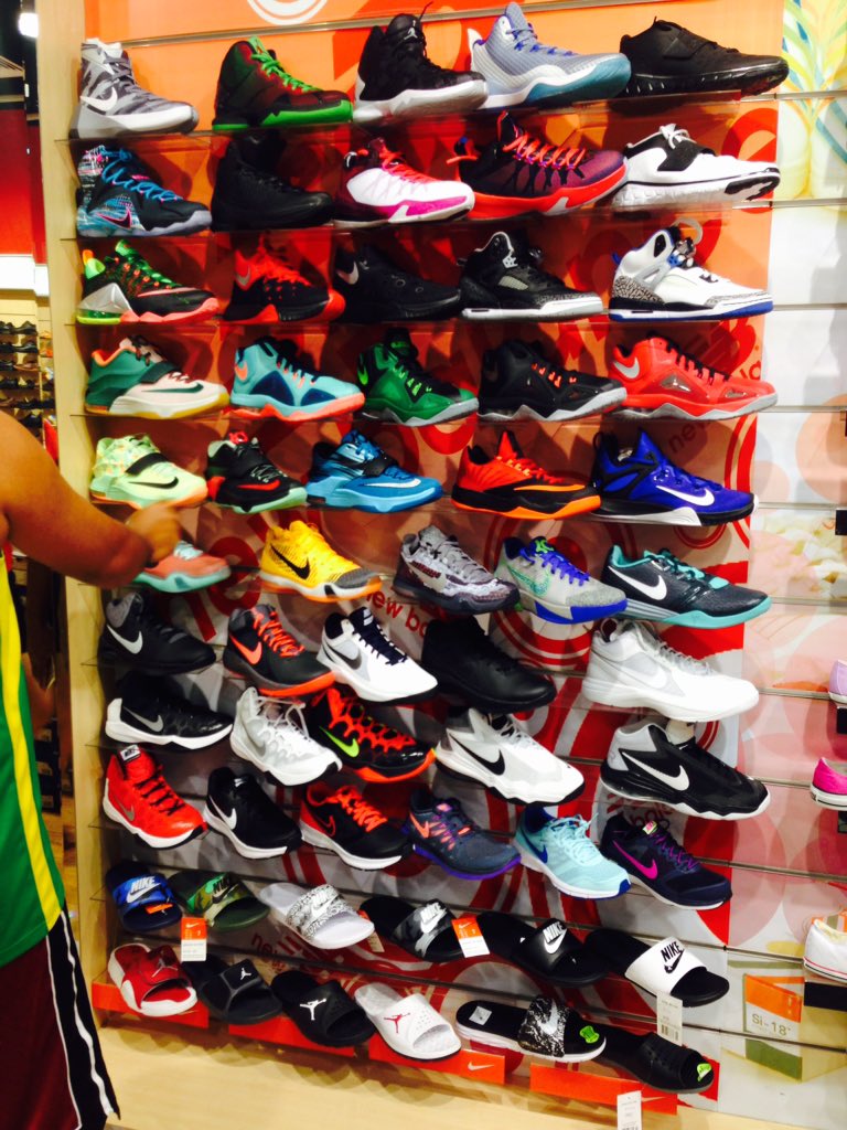 RemixNightCore's tweet image. So many shoes to choose!?