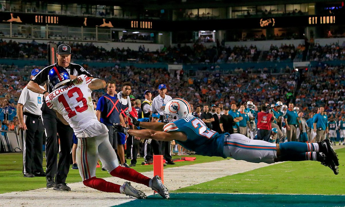 SportsCenter's tweet photo. Making incredible catches are just routine for this guy. #PhotoOfTheNight https://t.co/kaXd88DNFq