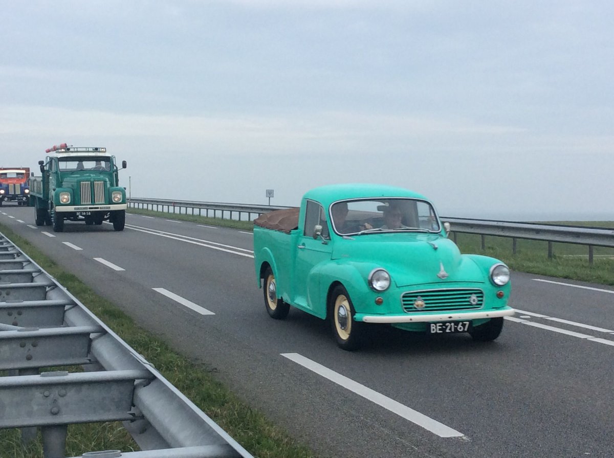 Terug in de tijd, alsof het 15 december 1965 is. Een stoet oldtimers rijdt over de jarige #Zeelandbrug