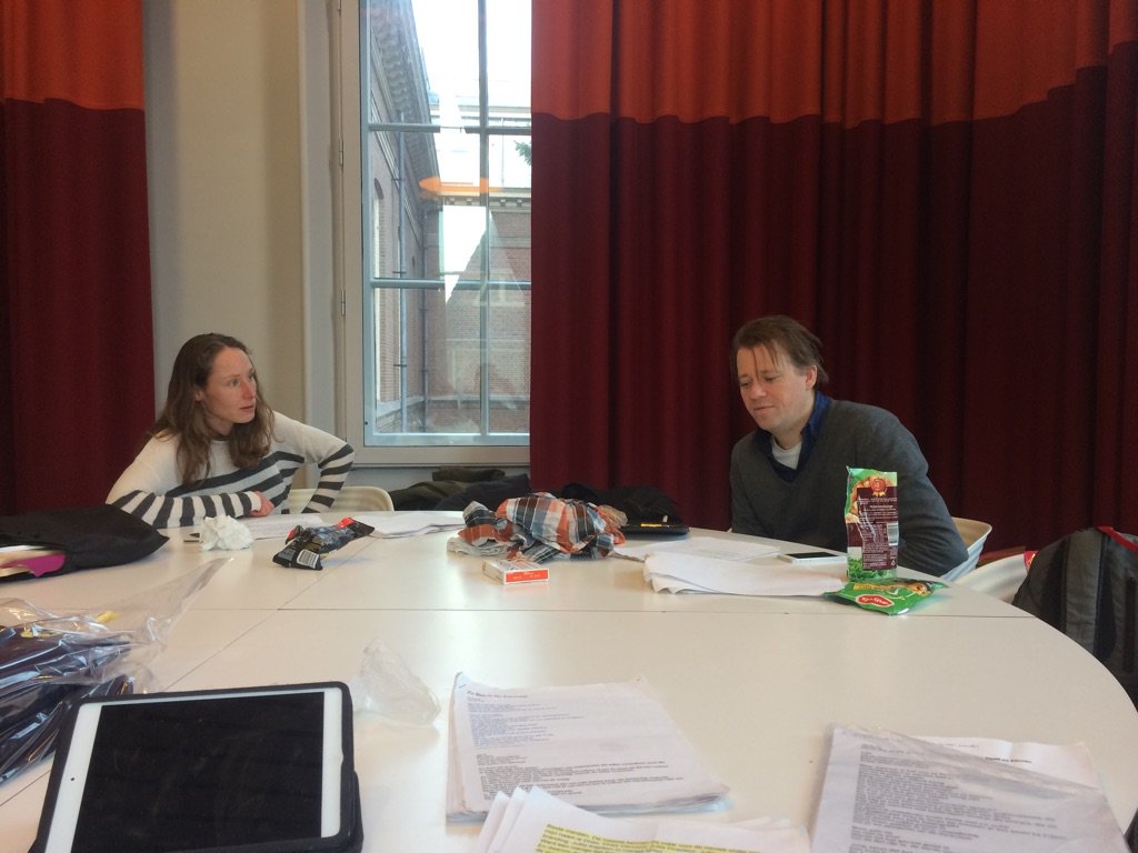 studiospaak's tweet photo. Tekst repetitie voor ' Zo ben ik nu eenmaal ' . Zo spelen voor de @GemeenteLeiden! #winterborrel https://t.co/jwhbfnYXoE