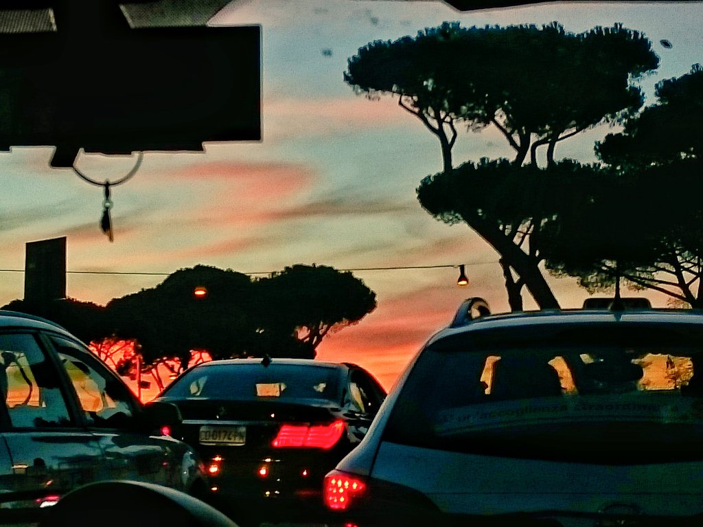 Tramonto traffico e pini di Roma <a href="/pinidiroma/">I Pini di Roma</a> <a href="/pini/">pini</a> <a href="/SaiCheARoma/">Sai che a Roma</a> la città è bella anche dal taxi 🚕 <a href="/FotoDiRoma/">Foto di Roma</a>