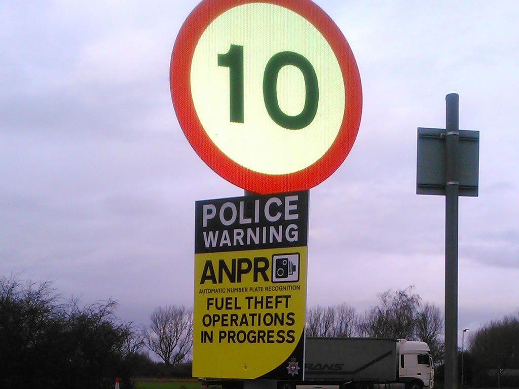 DerbysPolice's tweet photo. Officers at @MerciaSNT in South Derbyshire warn motorists to pay for their fuel. #DriveOffs https://t.co/bqSfmd9gkH https://t.co/W3XIFa1mDu