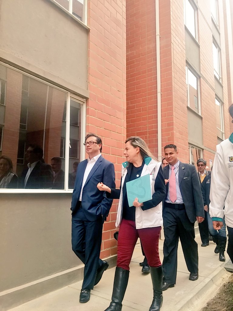 habitatbogota's tweet photo. Alc. @petrogustavo y sec. Hábitat @helgamariarivas recorren proyecto VIP en Parques de Villa Javier, Bosa. https://t.co/Xi00rX0deB