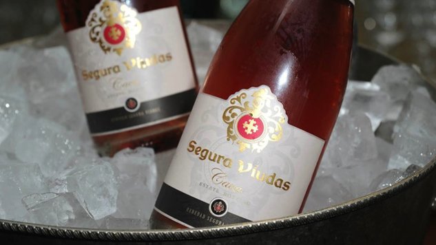 PasteMagazine's tweet photo. How to pick holiday wine like a pro: https://t.co/f0Hc6AIbp0 https://t.co/rIV4mFeIpC