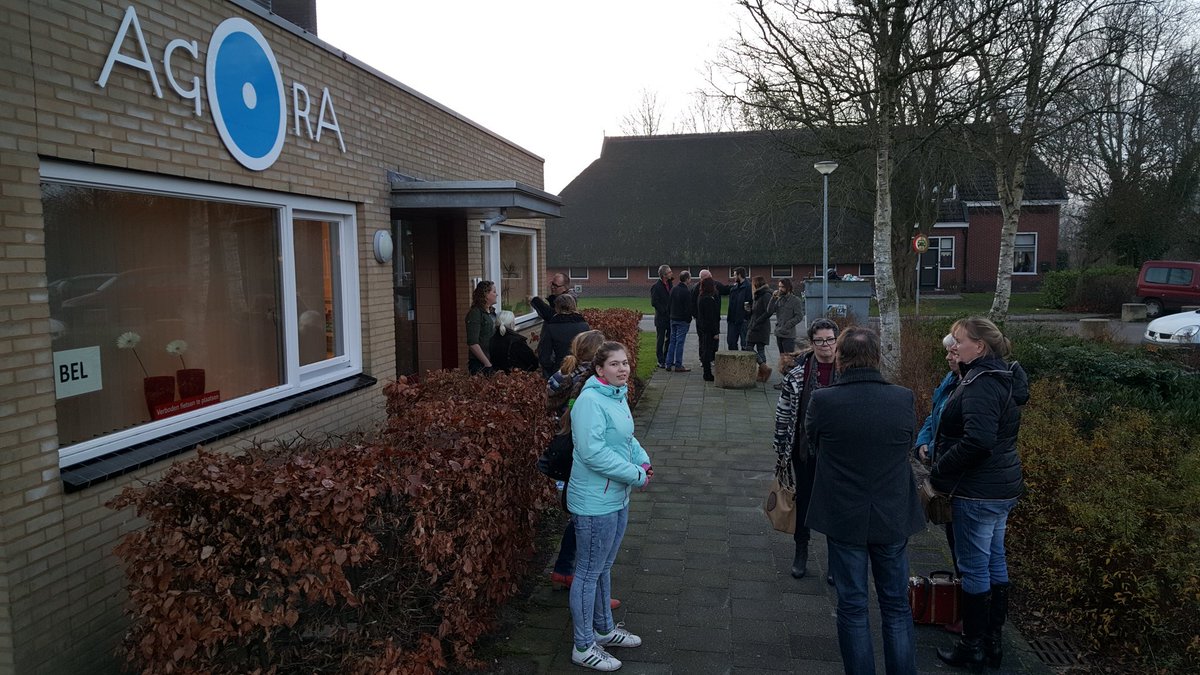 Robertdewit1990's tweet photo. Medewerkers @Noordermaat op straat na brandalarm @AgoraLeek #Westerkwartier #Leek https://t.co/Pyk95d0Y0b