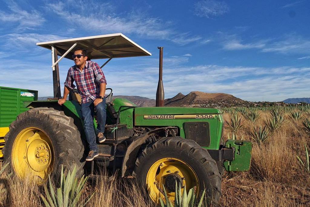 Viendo hacia el horizonte montado en un tractor 😉🚜☀️ #agavefields #mezcal ift.tt/1SZpzeu