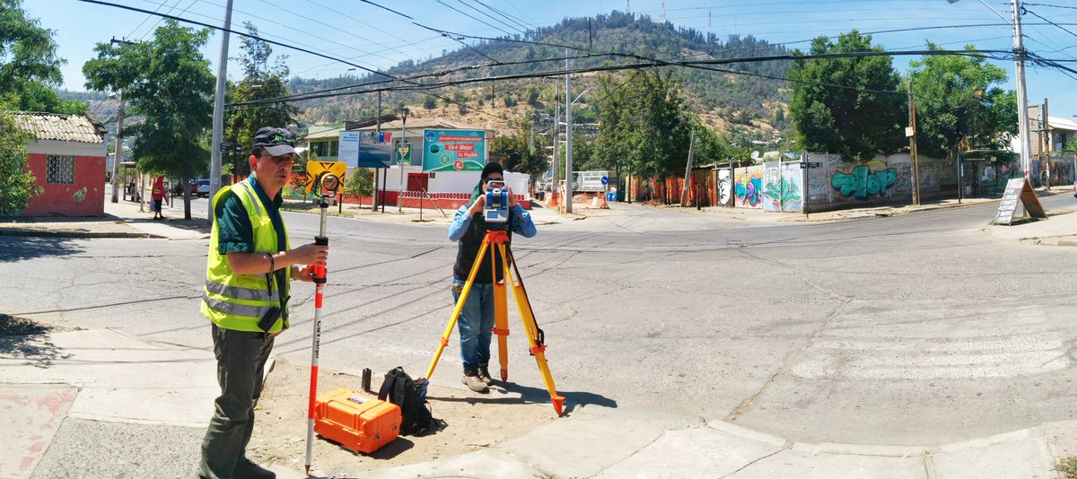 transrecoleta's tweet photo. @Muni_Recoleta realizando levantamiento topográfico para instalación de semáforo y ciclovía en Valdivieso/Garnica https://t.co/cVFhN1Z65C