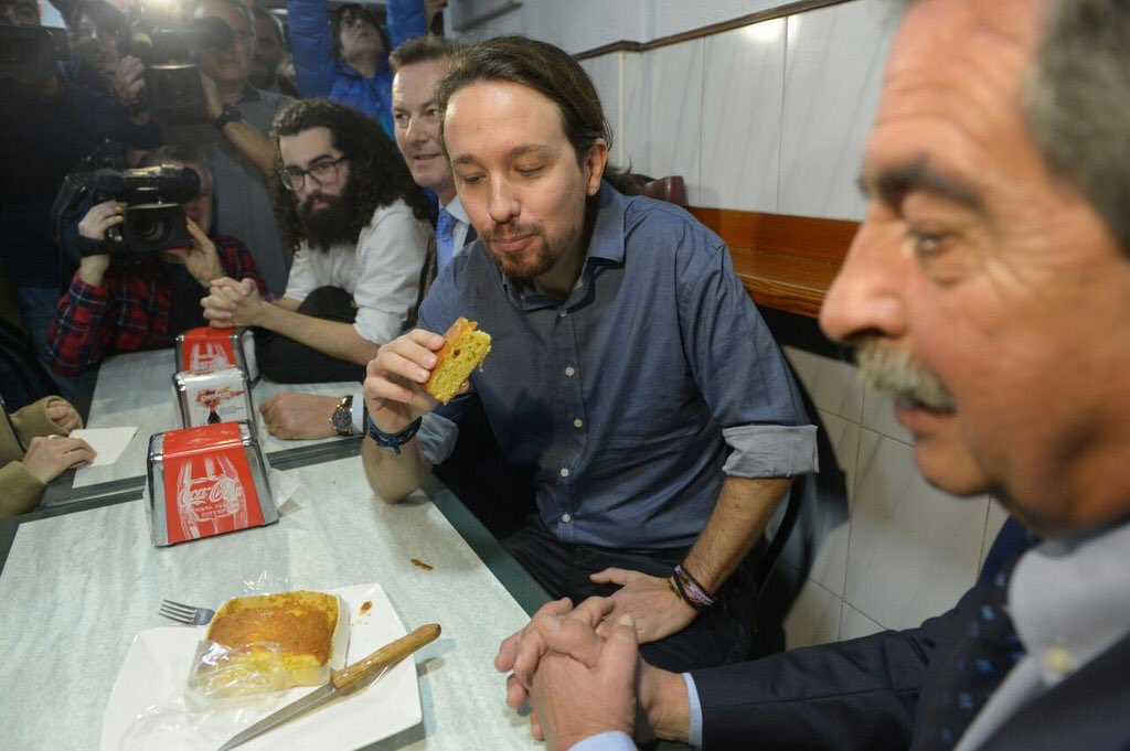 MyStupidSoul's tweet photo. Ojalá encontréis a alguien que os mire como Pablo Iglesias mira al sobao. https://t.co/RzGWOWOxAR