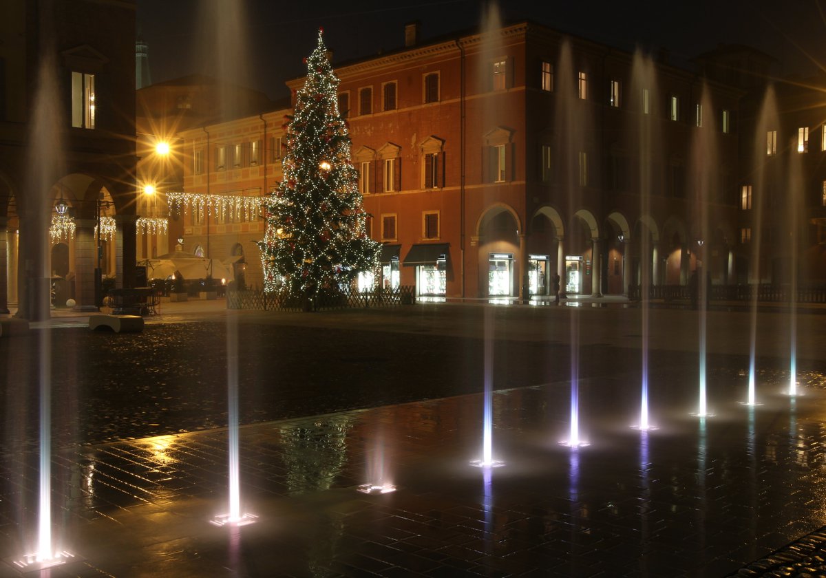 modena_pic's tweet photo. La nuova #PiazzaRoma è  un luogo buono per tutte le stagioni, accogliente e suggestivo. #VisitModena #Natale2015 https://t.co/H6v6KP4Jqh