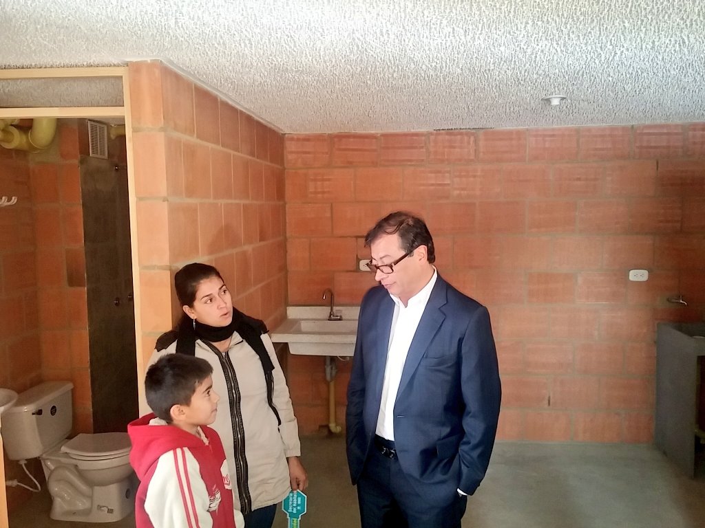 habitatbogota's tweet photo. Yuli y Yesid reciben el mejor regalo: vivienda digna y segura en Parques de Villa Javier. 692 viviendas VIP en Bosa. https://t.co/zoLaUeKUrk