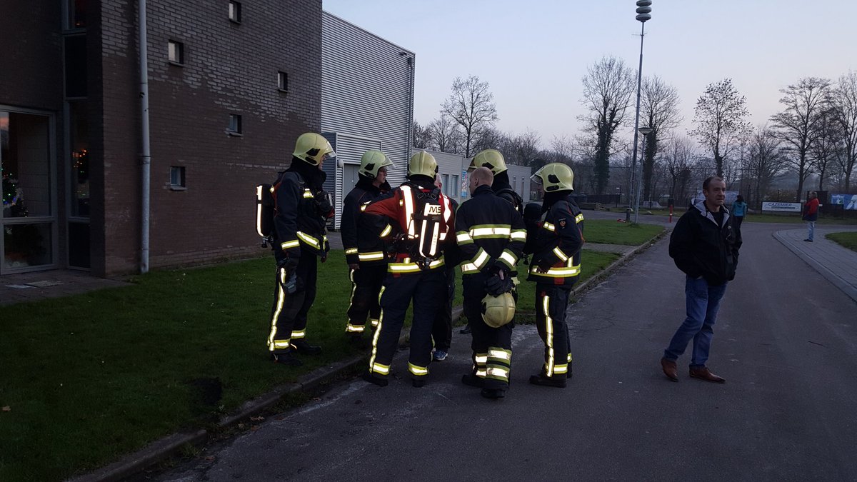 Robertdewit1990's tweet photo. Brand @AgoraLeek bleek apparaat dat kortsluiting maakte. Situatie inmiddels onder controle. #Leek #Westerkwartier https://t.co/lFhkL08GuZ