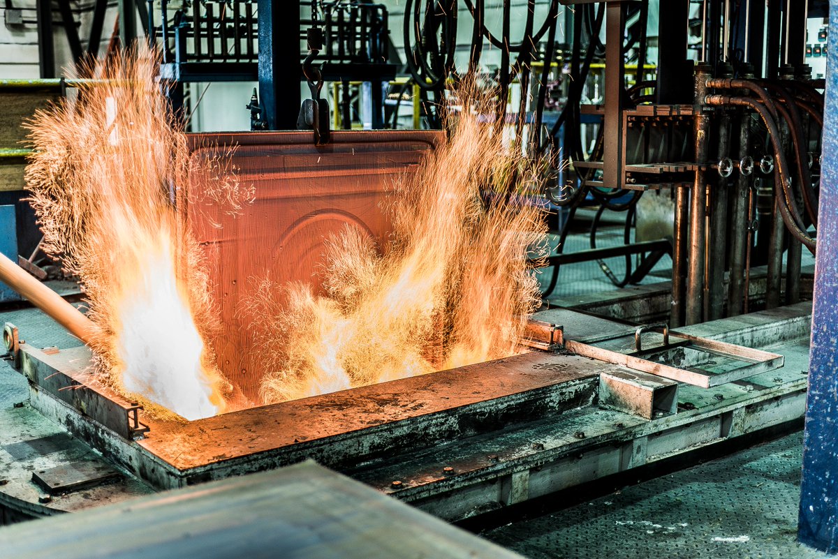 incable's tweet photo. Proceso de fundición de cátodo de cobre para convertirlo en alambrón de cobre 8mm. #materiaprima #copper #copperrod https://t.co/FSQmqG3gZZ