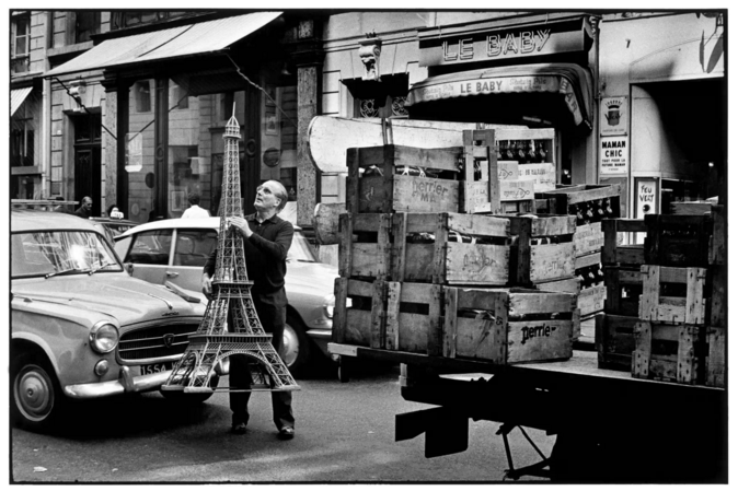 ParisPhotoFair's tweet photo. #ParisWeLoveYou !  participate : https://t.co/Tx4mLkVjC1 
E. Erwitt, Paris 1986 on view at Leica Gallery Vienne https://t.co/ro6Df9Nvts