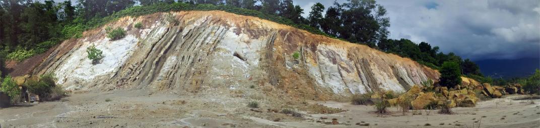 GeoClubUMS's tweet photo. Outcrop of the day @ #KotaKinabalu. Given the chance, would you like to discover Sabah's wonderful geology with us? https://t.co/7Tf5g3pbHT