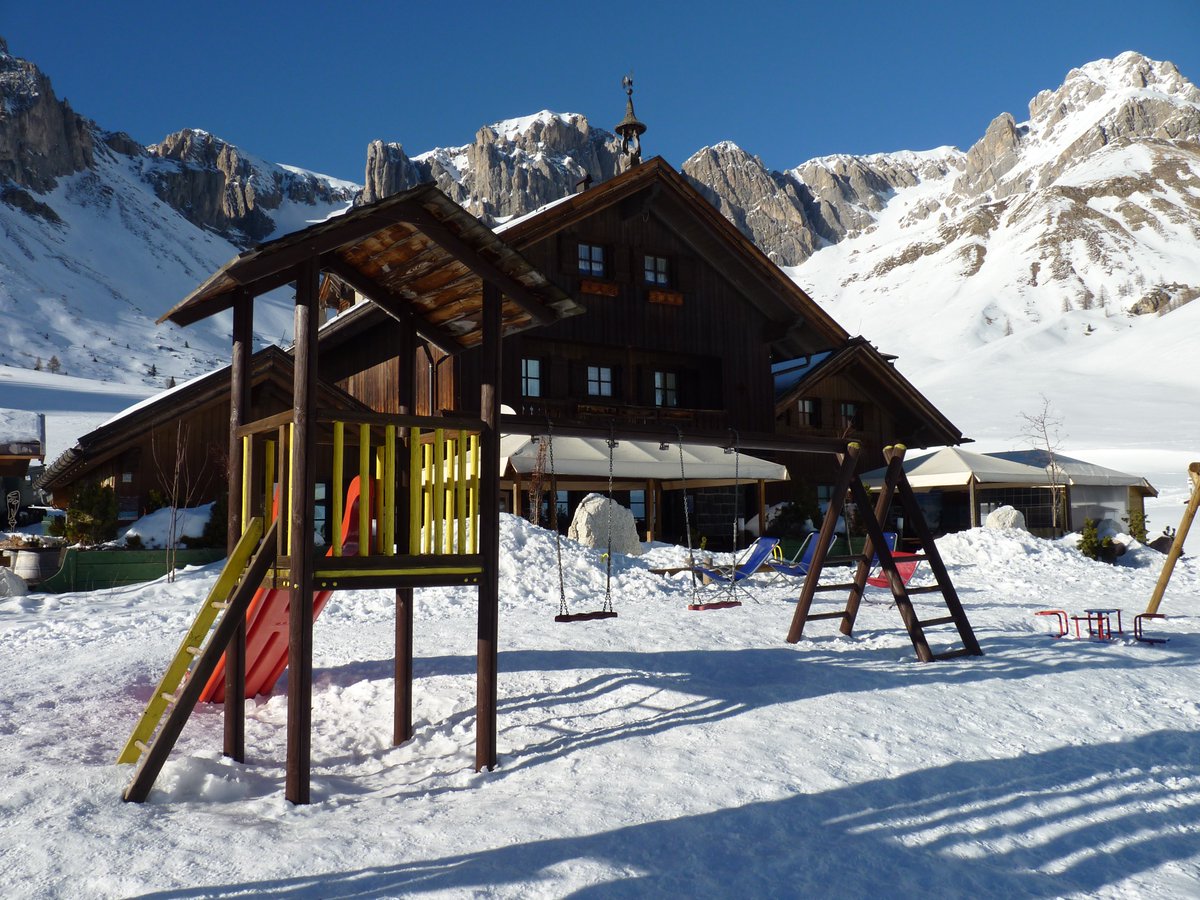 Che c'è di meglio per i #bambini, di giocare sulla neve con questo panorama meraviglioso? Rifugio Fuciade, #trentino