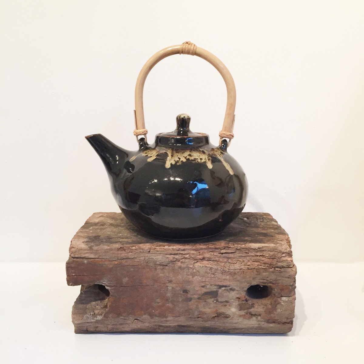 QuercusGallery's tweet photo. A poised teapot by Matt Waite in the #gallery #AdventCalendar for today #InternationalTeaDay https://t.co/1i4Xge66wW https://t.co/3fcgY7HYcT