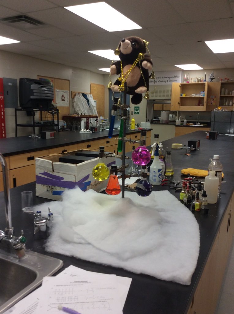 Molar Chemis-tree! We still need lights. <a href="/SHpanthers/">SHDHS StudentCouncil</a> #ilovechemistry