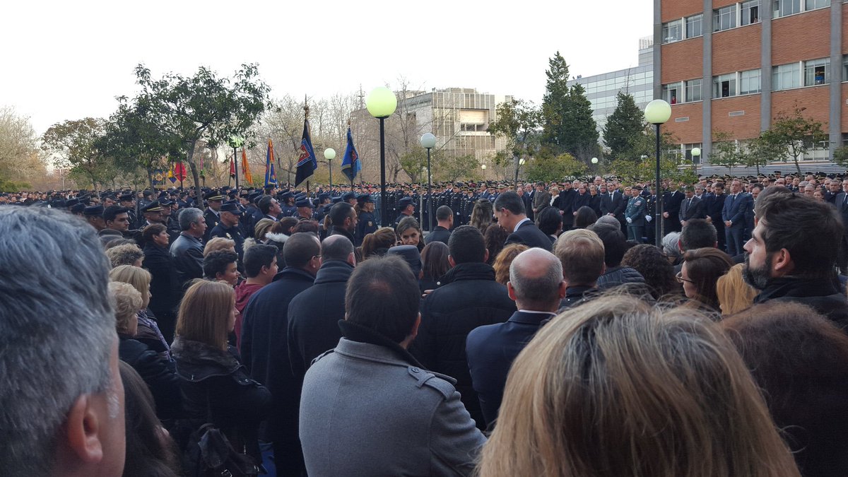policia's tweet photo. Decimos adiós a los #HéroesdeKabul arropando con un abrazo azul a su familia. Siempre estaréis en nuestro recuerdo. https://t.co/XsSOx3BOaE