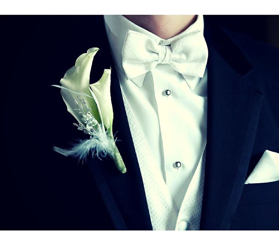bHamiltonDesign's tweet image. Winter magic with this BHD boutonniere. 

photo credit: Robert Bruce Photography