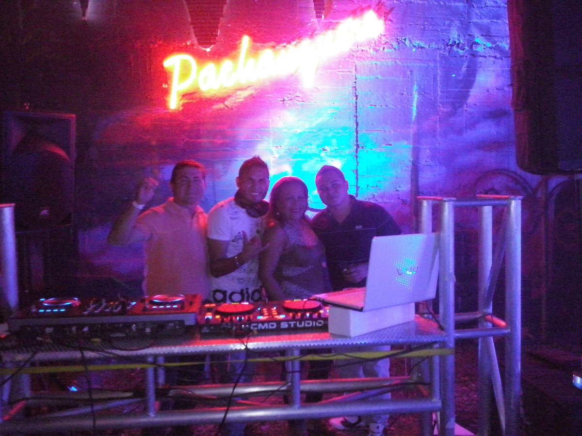 SimonCrew1's tweet photo. Family is the most important thing in life #HappyTuesday #FelizMartes #SimonCrewLIVE #djlife #mixingsessions https://t.co/v9JSP0LOlK