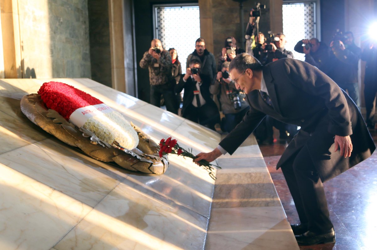 Nobel ödüllü profesör Aziz Sancar, Anıtkabir'de saygı duruşunda bulundu, dua etti
dha.com.tr/dhaalbumdetay.… …