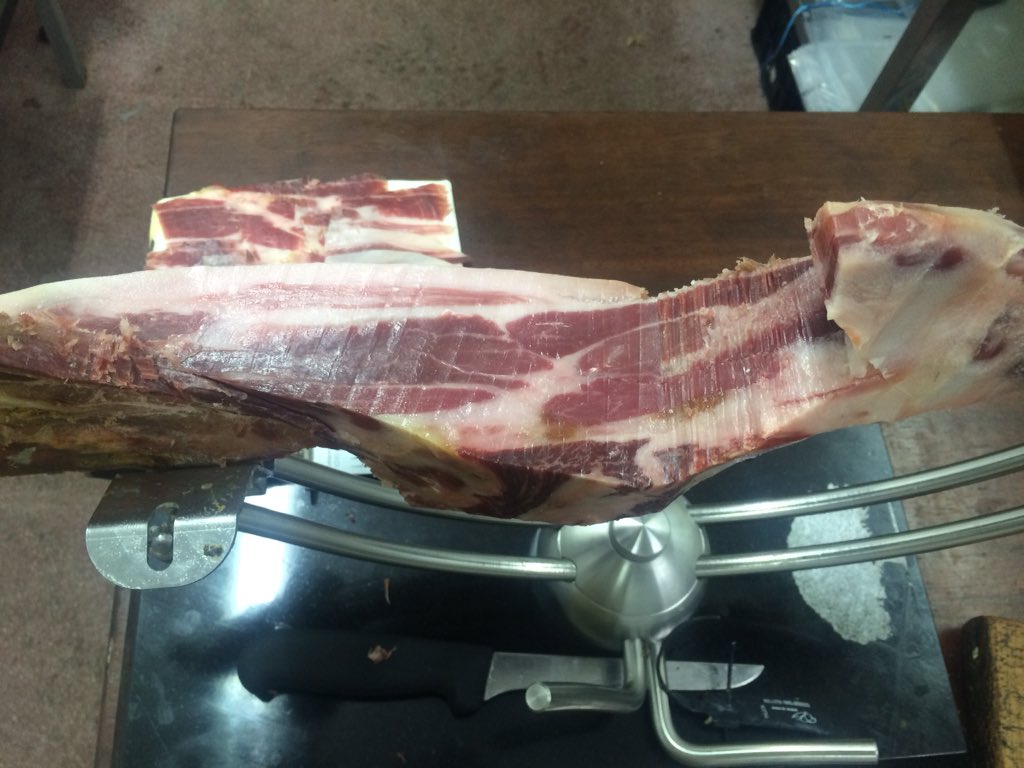 IBERICOS_GENAL's tweet photo. Cortando una paleta de castaña de JAMONES ALTO GENAL,el único secasero de FARAJÁN con @IBERICOS_GENAL @SaboraMalaga https://t.co/HJUFNboVDt
