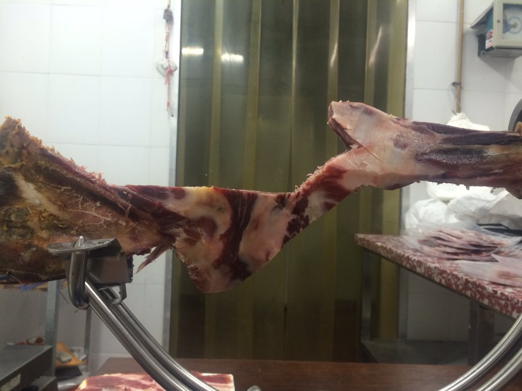 IBERICOS_GENAL's tweet photo. Cortando una paleta de castaña de JAMONES ALTO GENAL,el único secasero de FARAJÁN con @IBERICOS_GENAL @SaboraMalaga https://t.co/HJUFNboVDt