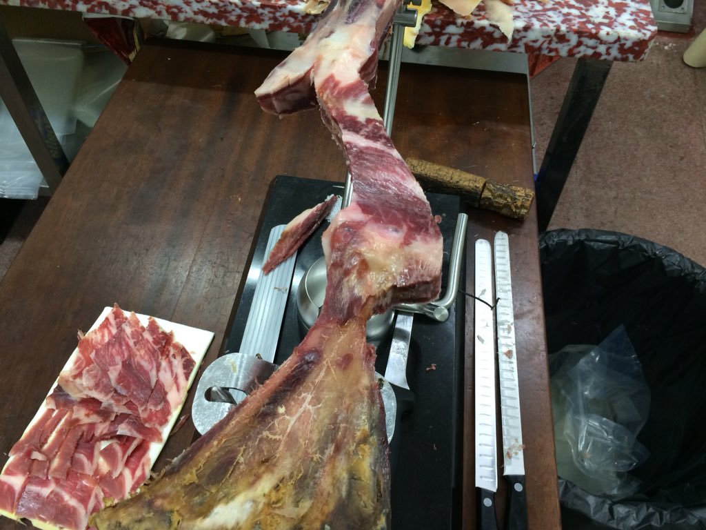 IBERICOS_GENAL's tweet photo. Cortando una paleta de castaña de JAMONES ALTO GENAL,el único secasero de FARAJÁN con @IBERICOS_GENAL @SaboraMalaga https://t.co/HJUFNboVDt