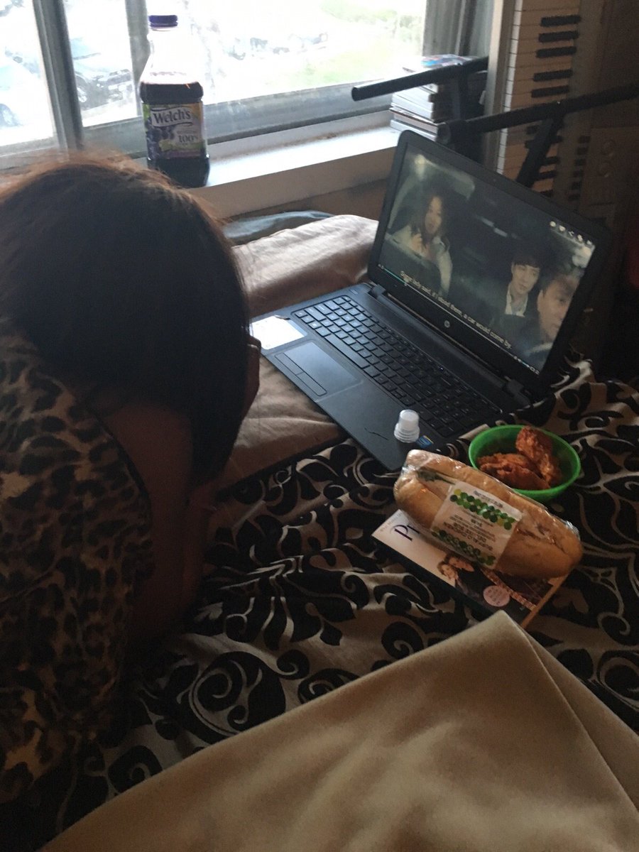 EmmanuellaDamte's tweet photo. @Viki Rewatching one of my favorite drama #Master'sSun ...while enjoying fried chicken..yay..#HowDoYouViki https://t.co/d67xKloVu6