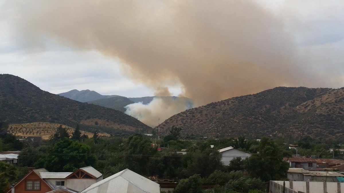 RADIOTILTIL's tweet photo. @reddeemergencia incendio forestal grave Ruta G16 camino entre Tiltil y Rungue. https://t.co/a3G4ZylqzC