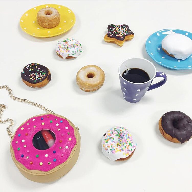 xoBetseyJohnson's tweet photo. Here's my idea of a Mid day Snack!
☀️☕️🍩🍭💕💕 @Dillards XoX💋💋
👉🏻https://t.co/ZmHsvlvMHj https://t.co/MGqtHnYuhi