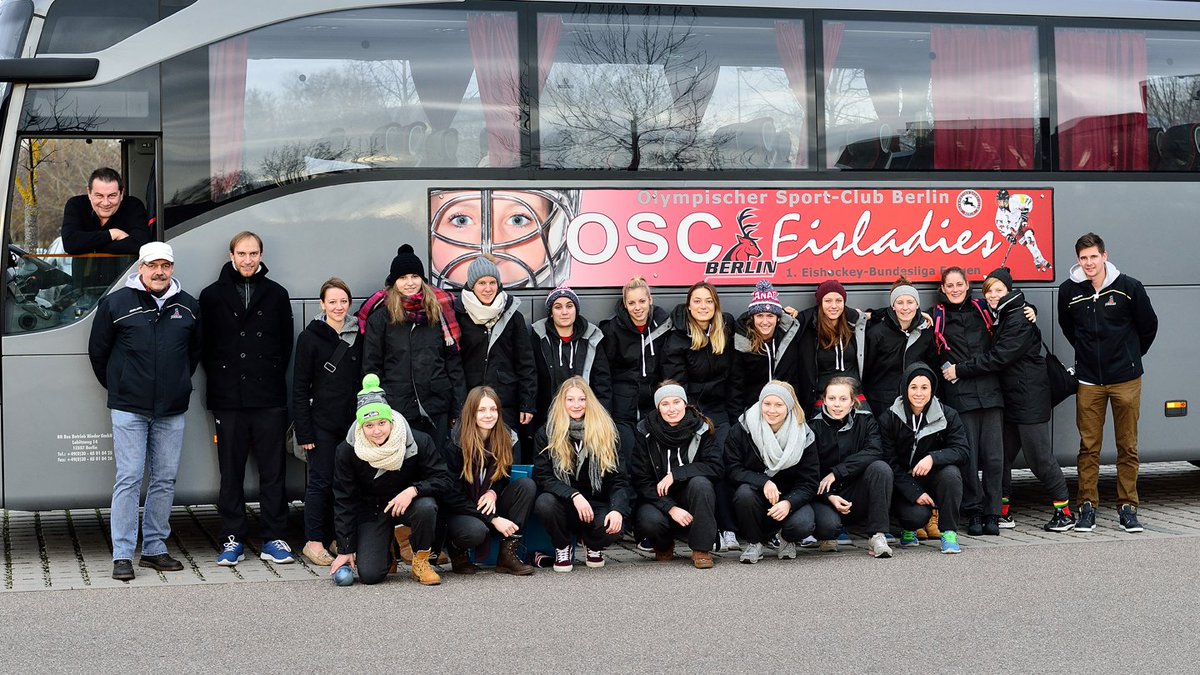 OSCEisladies's tweet photo. Weihnachtsgeschenk für die @OSCEisladies - Überraschung vor der Fahrt nach Ingolstadt - https://t.co/ESiIb4lmPv https://t.co/QjONnSPSR0