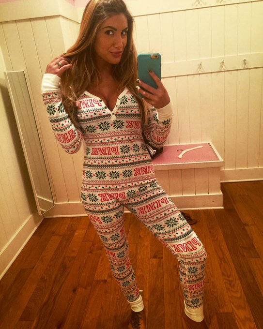 3 pic. Happy ho ho ho?????❤️ Christmas is my fav holiday!?? https://t.co/rYkxDYRrRy