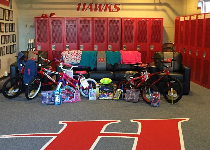 HCHawksSports's tweet photo. The Baseball team has recently teamed with the Salvation Army to give back to the community

https://t.co/IMR83lEeFL https://t.co/FYm5tA543e