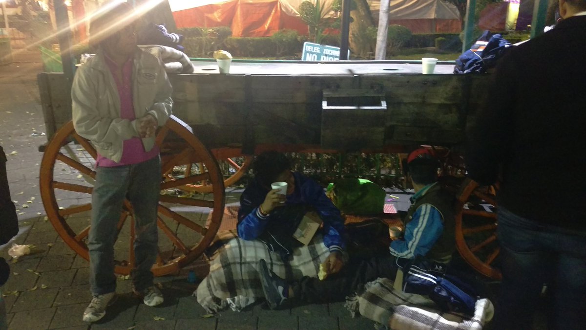 fgymexico's tweet photo. En la noche se realizó operativo para ayudar a la gente en situación de calle ante el frío #Regeneremos #Xochimilco https://t.co/hq8rJ7OyoR