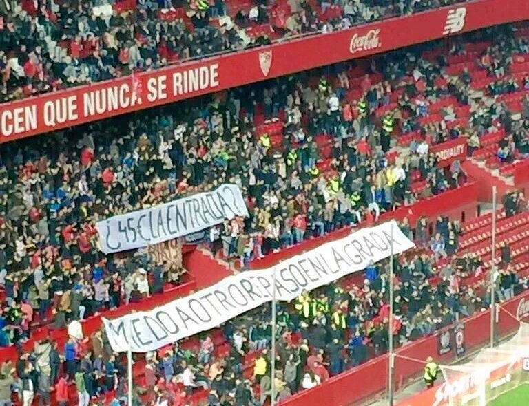 Molinista's tweet photo. Y lo dicen con la grada medio vacía. CON DOS COJONES. https://t.co/KciG6nINuQ