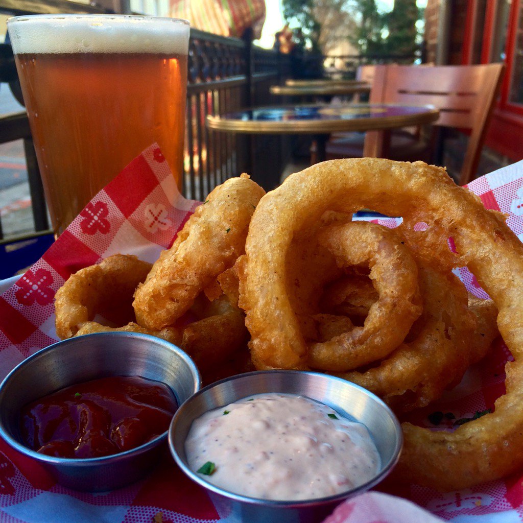 FIVEAthens's tweet photo. #happyhour from 4-6 might not be a secret, but these beer battered onion rings are! #secretsnack https://t.co/dUS9TAWooy