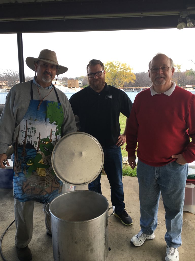 MerlinGuilbeau's tweet photo. Cooking my favorite meal for my favorite people @BlueChristmas1 @IrvingPD @Irving_Fire #ESAGivesBack https://t.co/Sxyev8LZKT